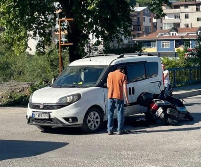 Alaplı’da zincirleme kaza: Motosikletteki 2 kişi yaralandı