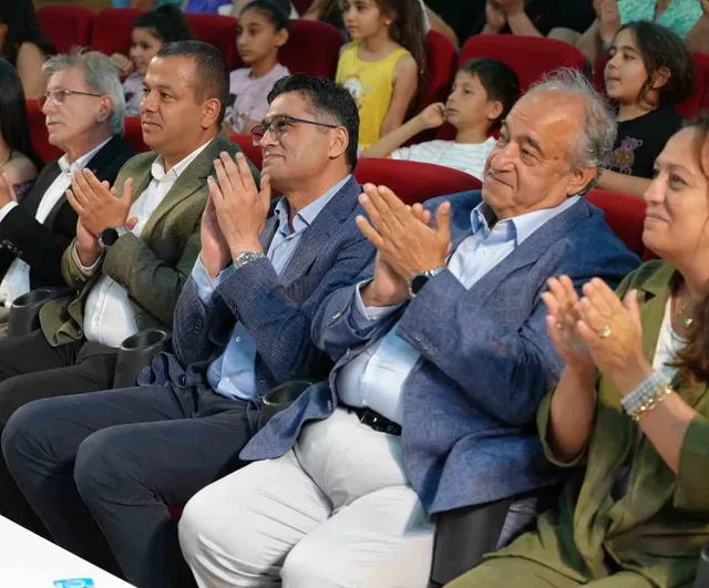 Aliağa Belediyesi ALBET Şakran Tiyatro Topluluğu ilk gösterisiyle beğeni topladı