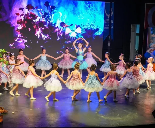 Aliağa'da ASEV'in 'Dans Gecesi' izleyicilere festival havası yaşattı