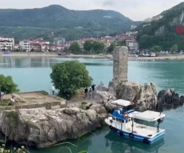 Amasra'da Direkli Kaya ve Amasra Kalesi Duvarlarına Sprey Boya Yazıları