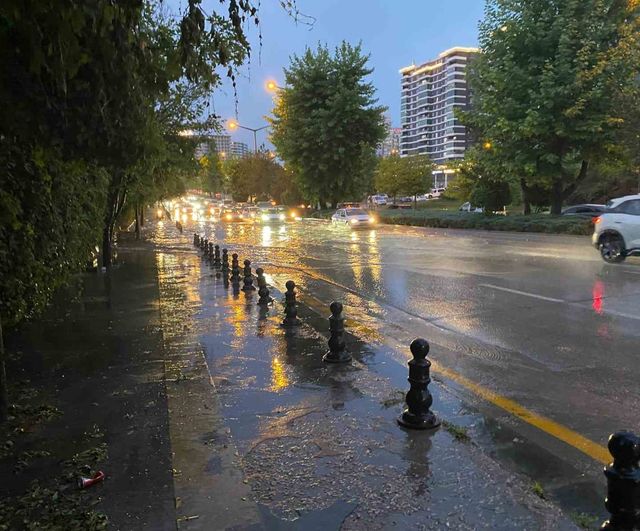 Ankara'da Akşam Sağanağı: Etimesgut ve Akyurt'ta Trafik Aksamaları ve Su Birikintileri
