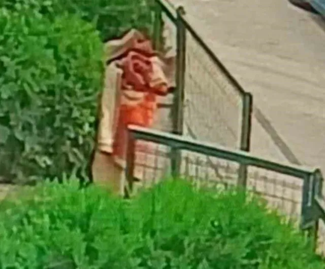 Ankara’da battaniye hırsızlığı güvenlik kameralarına yansıdı