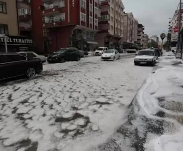 Ankara’da dolu yağışı Kahramankazan sokaklarını beyaza bürüdü