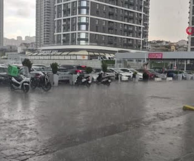 Ankara'da Sağanak Etkili Oldu: Su Birikintileri ve Trafikte Aksamalar