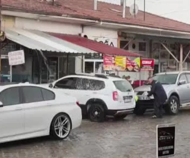 Ankara'da yağmuru fırsat bilip arabasını köpükle yıkadı