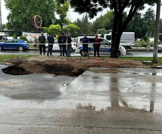 Ankara’da Yenimahalle Demetevler semtinde ana caddede yol çökmesi