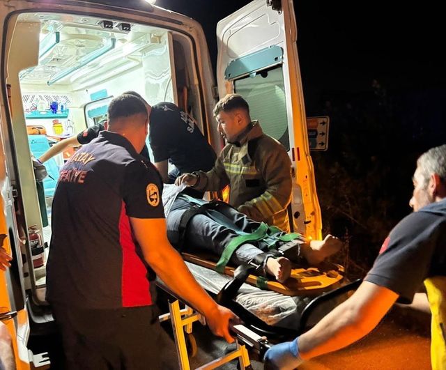 Antakya Dikmece Mahallesi'nde motosiklet dereye uçtu; sürücü itfaiye ekiplerince kurtarıldı