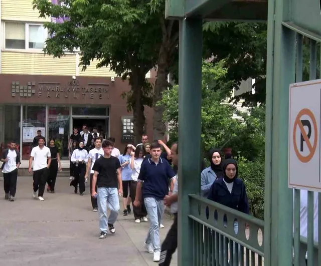 Antalya'da annenin kızını görüntülü aramayla okul önünden bekleyişi