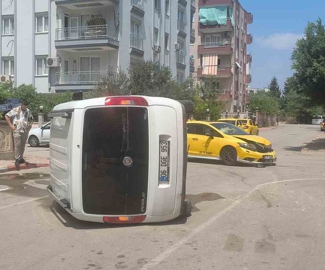 Antalya'da kavşakta çarpışma: Hafif ticari araç yan yattı, sürücü burnu bile kanamadı