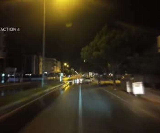 Antalya'da kavşakta iki otomobil çarpıştı: 2 yaralı