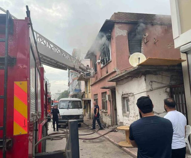 Antalya Muratpaşa'da iki katlı müstakil evde çıkan yangın söndürüldü