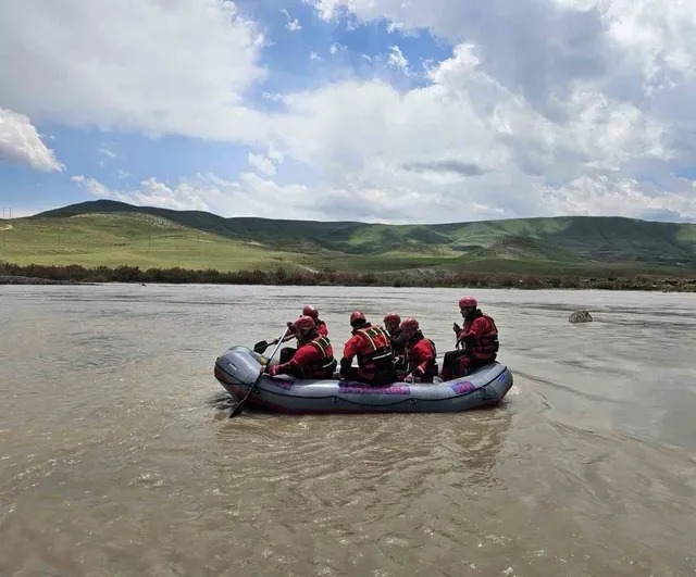 Aras Nehri’nde kaybolan 17 yaşındaki çoban için 101 personel arama yapıyor