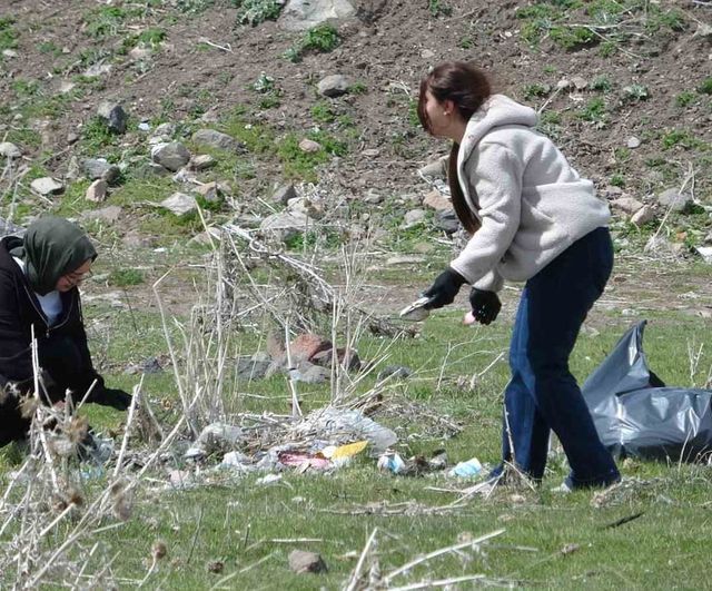 Ardahan Üniversitesi öğrencileri Kura Nehri kıyısında çevre temizliği yaptı