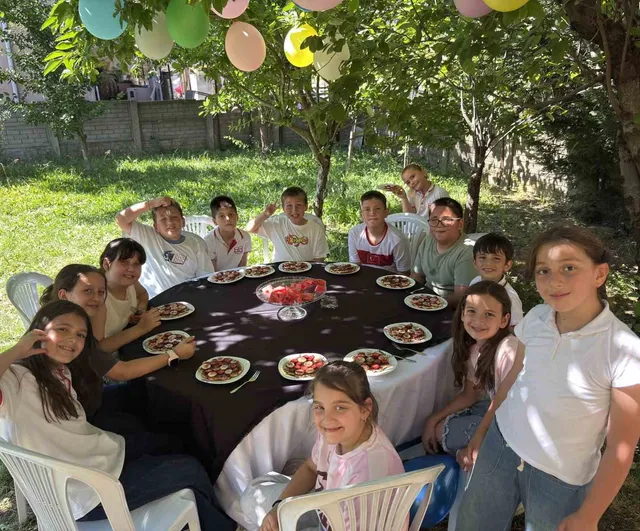 Arifiye'de servis şoförü Salih Öztaş ve eşi üç yıldır öğrencileri ev bahçesinde ağırlıyor