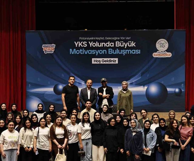 Arnavutköy'de YKS adaylarına motivasyon buluşması — Belediye 1432 öğrenciye destek