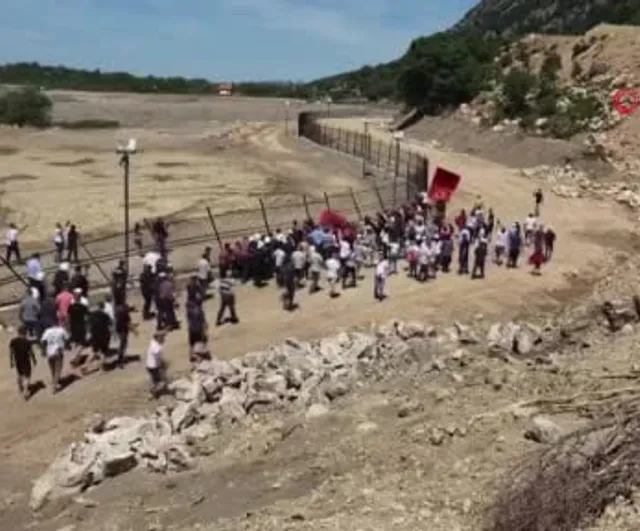 Arnavutluk'ta İşkodra yakınlarında lüks proje çitleri yıkıldı