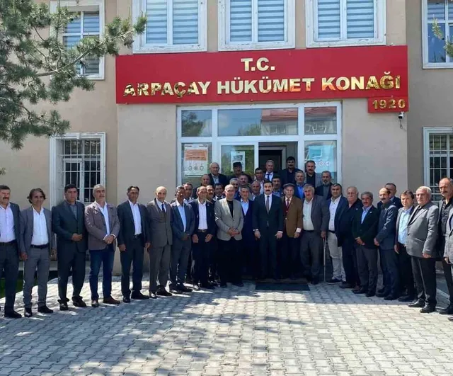 Arpaçay’da muhtarlarla değerlendirme toplantısı: Kaymakam Akköz talepleri dinledi
