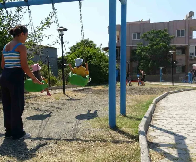 Arsuz'da çöpleri yakma girişimi oyun parkını kullanılamaz hale getirdi; 66 yaşındaki kadın serbest bırakıldı