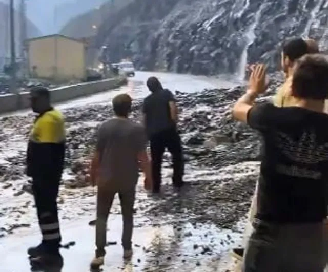 Artvin-Erzurum kara yolunda tünel cebinde duran sürücü heyelandan saniyelerle kurtuldu