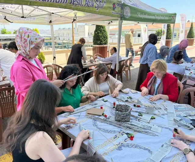 Atık kağıtlarla sanatsal farkındalık atölyesi