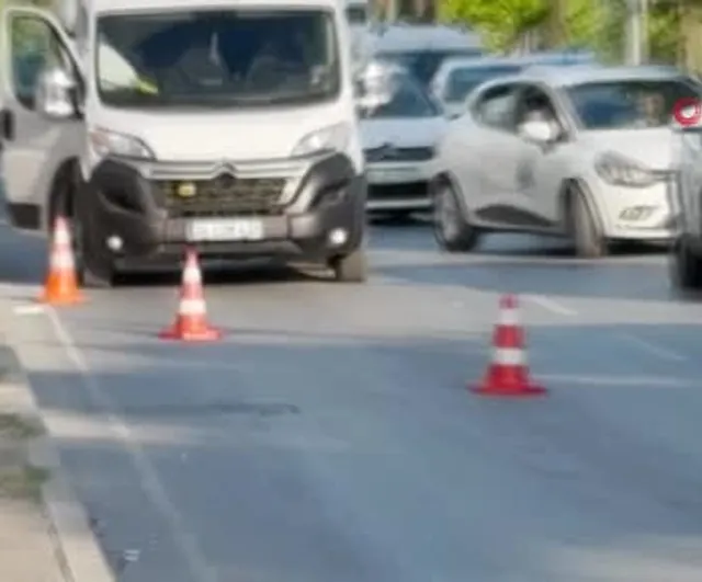 Avcılar’da servis sürücüsü polis uygulamasını görünce aracını bırakıp kaçtı