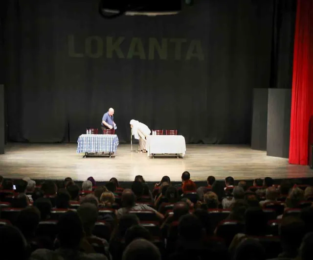 Aydın’da 'Lokanta' oyunu tiyatroseverlerden tam not aldı