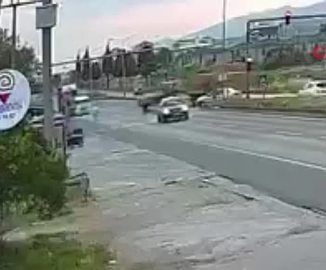 Aydın’da römorktan düşen balya yol kenarındaki adama çarptı