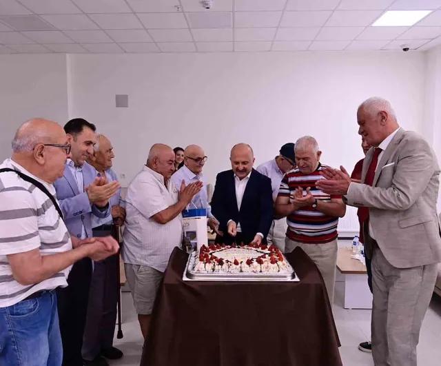 Aydın valisi ve eşi huzurevi sakinleri ile şehit babasını ziyaret etti