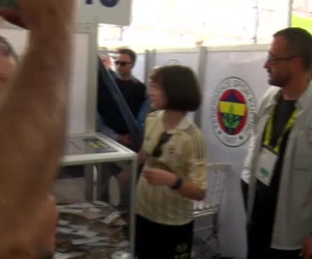 Aziz Yıldırım, Fenerbahçe Olağanüstü Genel Kurulu'nda oyunu kullandı