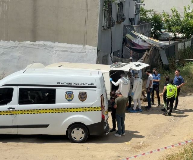 Bağcılar'da mahalleyi rahatsız eden koku, panelvanın bagajındaki cesetle bağlantılı bulundu