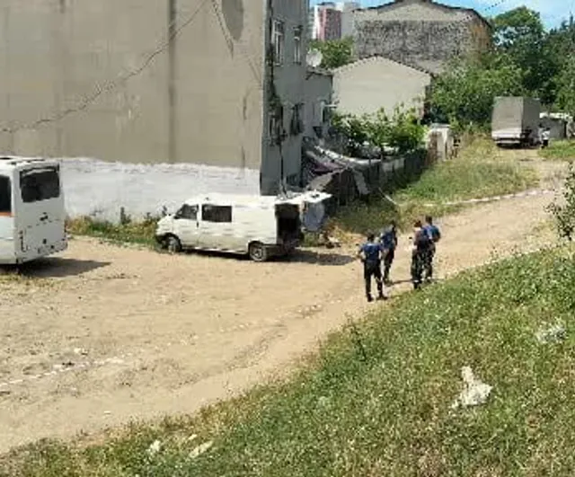 Bağcılar'da mahalleyi rahatsız eden koku panelvanın bagajındaki cesetten çıktı
