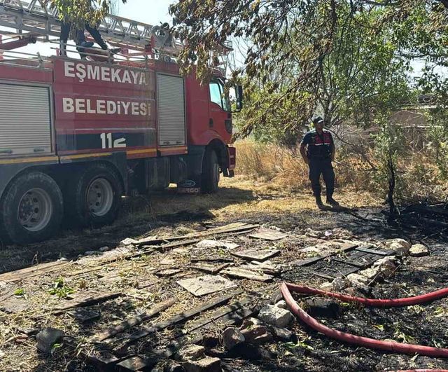 Bahçede tutuşan otlar müstakil evde yangın çıkardı