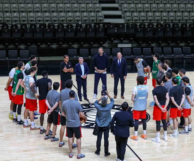 Bakan Bak, A milli basketbol takımının antrenmanını izledi