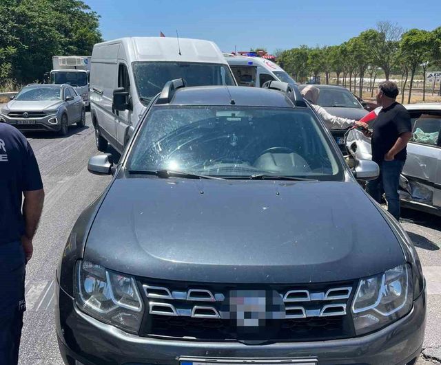 Balıkesir’de 6 araçlı zincirleme kaza: 2 yaralı