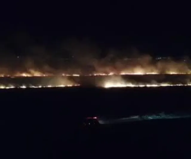 Balıkesir’de otluk alandaki yangın geceyi aydınlattı