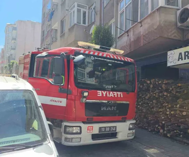 Bandırma'da davlumbaz kaynaklı yangın itfaiyenin müdahalesiyle söndürüldü
