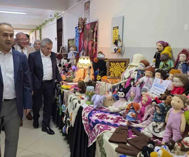 Bandırma'da Hayat Boyu Öğrenme Şenliği ve Yıl Sonu Sergisi Açıldı