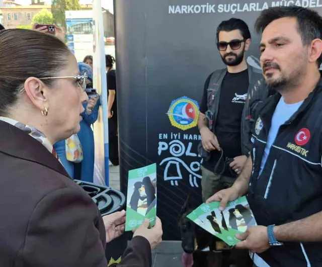 Bartın valisi çocuklarla çizgi film izledi, dijital bağımlılığa karşı uyardı