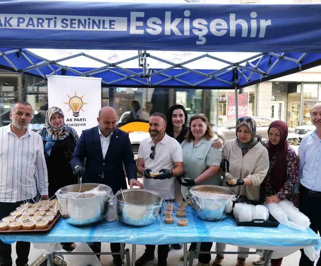 Başkan Albayrak vatandaşlara aşure ikram etti