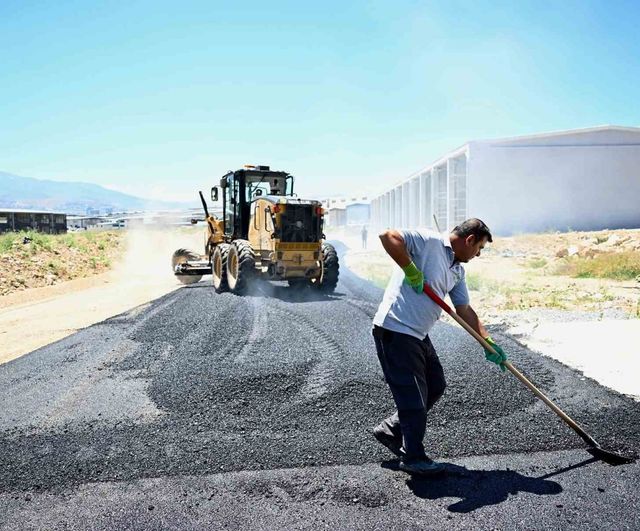 Başkan Geçit: Yeşilyurt'un Her Noktasına Hizmet — Çarmuzu Babuktu'da Yol Yenileme Çalışmaları