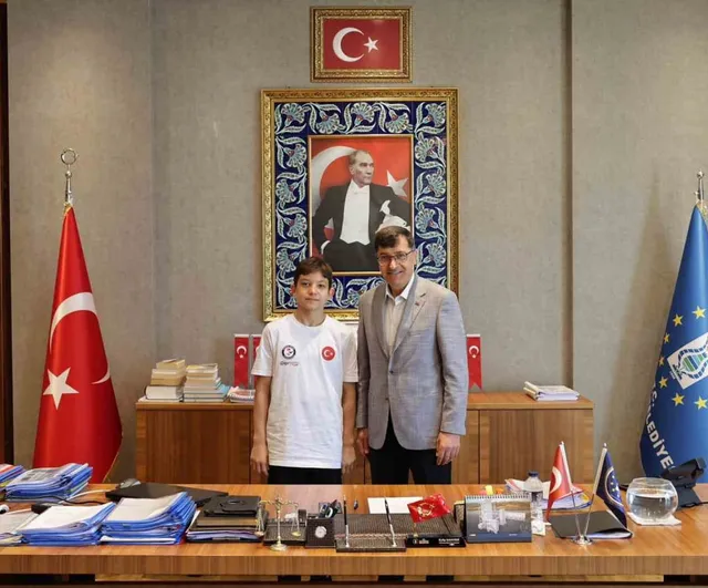 Başkan Kahveci, milli yüzücü Ömer Cengiz'i ağırladı