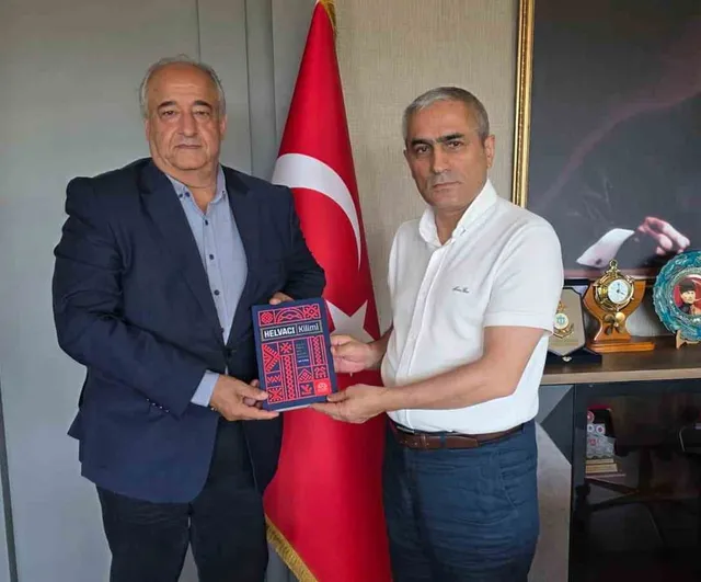 Başkan Öztürk'ten Kaymakam Güney'e 'Helvacı kilimi' kitabı takdimi