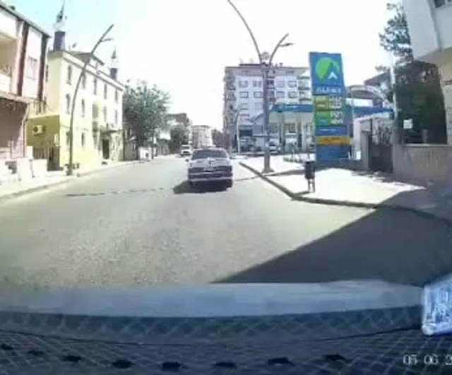 Batman'da Akyürek Mahallesi'nde motosikletin otomobile arkadan çarpma anı araç kamerasına yansıdı