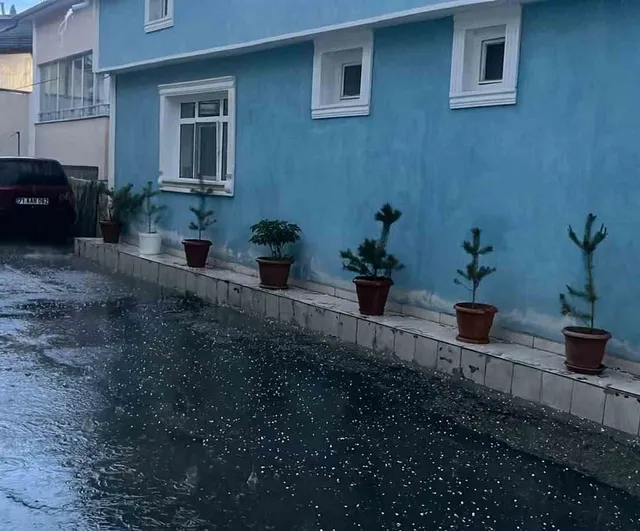 Bayburt'ta akşam saatlerinde kısa süreli dolu etkili oldu