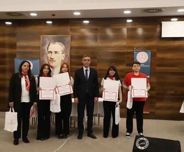 Bayburt’ta Liseler Arası Münazara: Teknolojinin İnsan Üzerindeki Etkileri Tartışıldı