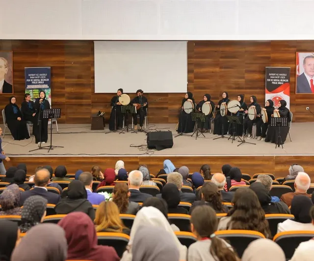 Bayburt'ta Sâda projesinin kapanışında öğrenciler tasavvuf musikisi sundu