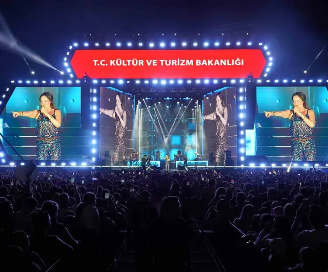 Bengü Samsun Kültür Yolu Festivali'nde sahne aldı