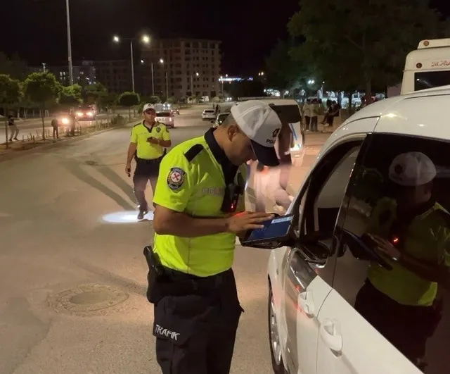 Besni'de asayiş ve trafik uygulamasında 2 araç trafikten men edildi