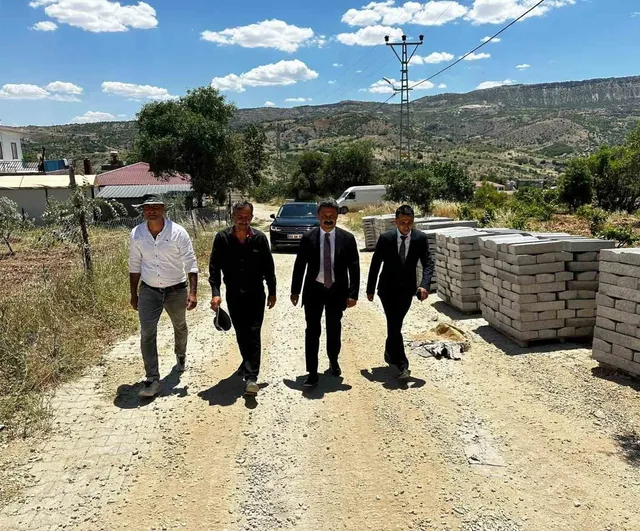 Besni Kaymakamı Ahmet Oğuz Aslan, Burunçayır'daki deprem konutlarını yerinde inceledi