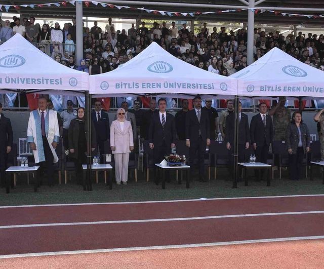 BEÜ'de 2025-2026 mezuniyet töreni: 2 bin 800 öğrenci diploma aldı